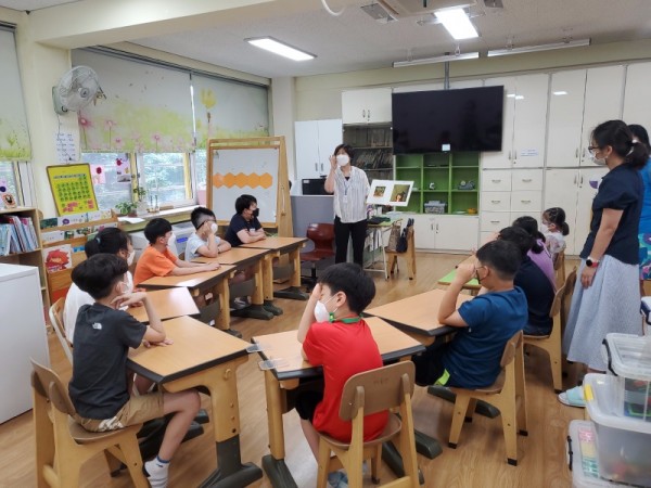 (광명4)광명시 철산도서관은 4월부터 관내 장애인 학습기관 10곳을 대상으로 찾아가는 독서문화 프로그램 ‘똑똑! 철산도서관입니다’를 운영한다.jpg