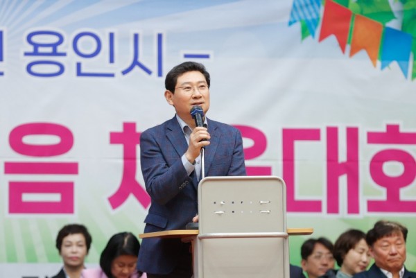 14-1. 이상일 용인특례시장이 7일 (구)경찰대학교 실내체육관에서 ‘용인시 통·리장 한마음 체육대회’ 참석해 인사말을 하고 있다..jpg