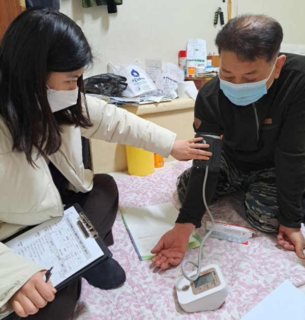 복지정책과-성남시 간호직 공무원이 찾아가는 보건복지 서비스 중이다(혈압 측정).jpg