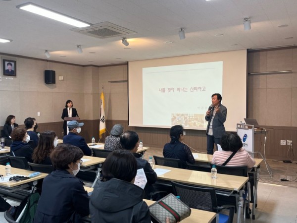 10. 재능기부 강사로 나선 박준호 교수가 마북동 주민들에게 나를 찾아 떠나는 산티아고 순례길 강연을 하고 있는 모습.jpg