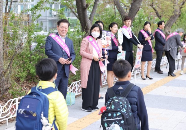 (광명1-2)광명시(시장 박승원)는 11일 하안남초등학교 교문 앞과 주변 횡단보도에서 등굣길 교통안전 캠페인을 실시했다.jpg