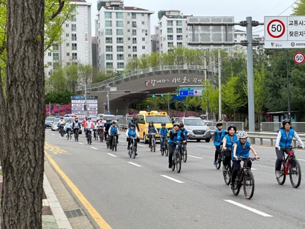 (광명3-2)광명시는 제53주년 지구의 날을 맞아 지난 20일 광명시민체육관 대리석 광장 일대에서 ‘지구의 미래는 너야!!’를 주제로 다양한 체험행사와 캠페인을 펼쳤다.jpg