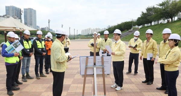 (광명1)광명시는 26일 오후 4시 광명대교에서 김규식 광명시 부시장 주재로 안전관리 혁신 TF팀 현장 회의를 진행했다.jpg