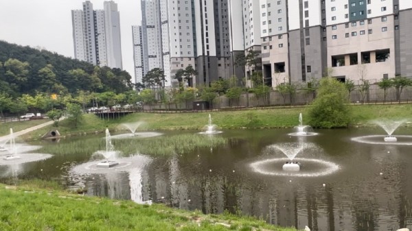 4. 8일부터 가동이 시작되는 처인구 역동저류지에 설치된 부유분수의 모습.jpg