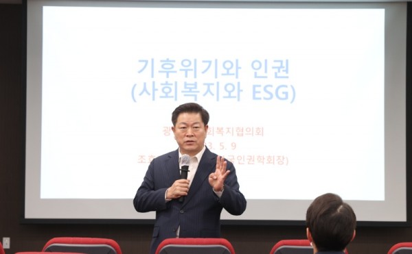 (광명5)광명시는 지난 9일 오후 광명시평생학습원에서 관내 10여 개 기관 40여 명의 사회복지종사자와 공무원이 참석한 가운데 ‘민·관 사회복지종사자를 위한 역량강화 교육’을 실시했다.jpg