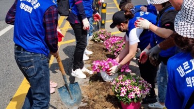 의왕시 부곡동 바르게살기위원회, ‘꽃심기 청결운동’ 실시