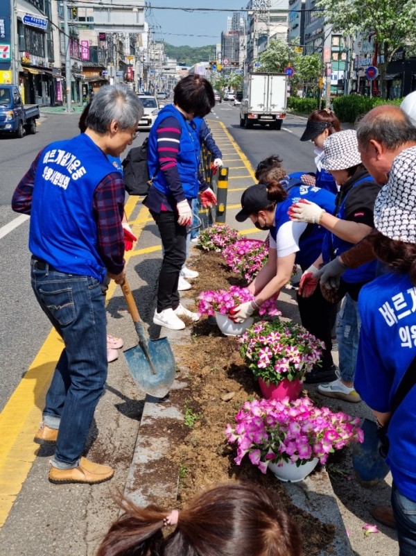 4.(사진)부곡동 꽃심기(1).jpg