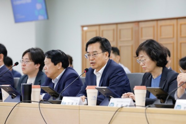 기후도지사+김동연，+경기+RE100+본격+시동…모든+공공기관에+태양광발전시설+설치+(1).jpg