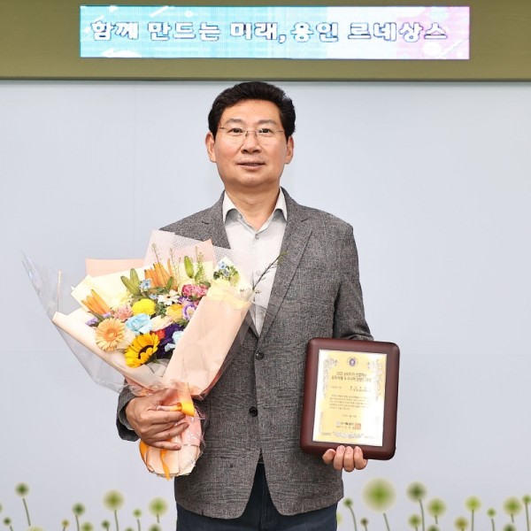 7-1. 이상일 용인특례시장이 ‘2023 소비자가 선호하는 유아아동&amp;시니어 브랜드 대상’에서 아동정책 부문 대상을 수상_ 상패를 들고 기념사진을 찍고 있다..jpg