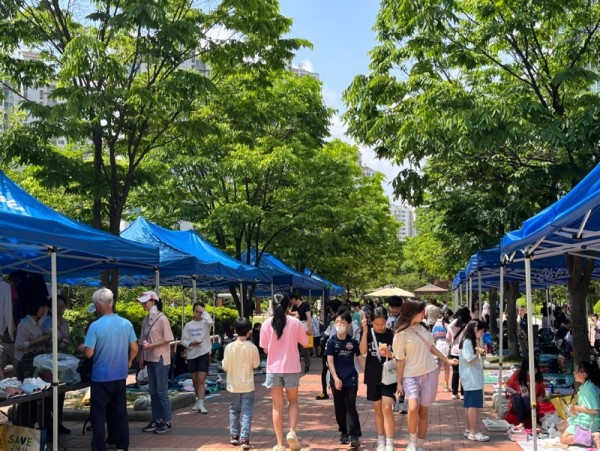 7. 동백1동이 20일 용인백현초 옆 내꽃공원에서 ‘달달 사랑나눔 돗자리마켓’ 행사를 개최했다..JPG