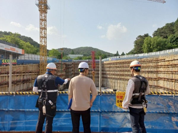 4. 용인특례시장 집중호우에 앞서 대형 건설공사 현장 안전점검을 벌인다.jpg