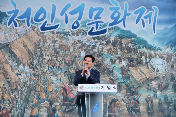 1. 3일 처인성에서 열린 제32회 처인성문화제에서 이상일 용인특례시장이 축사를 하고 있다..jpg