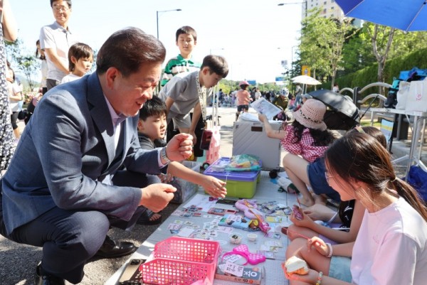 (광명9-1)광명시 일직동 주민자치회는 지난 3일 광명시 새빛공원로 차없는 거리에서 ‘힐링 버스킹 공연’과 ‘새빛나눔 플리마켓’을 개최했다.jpg