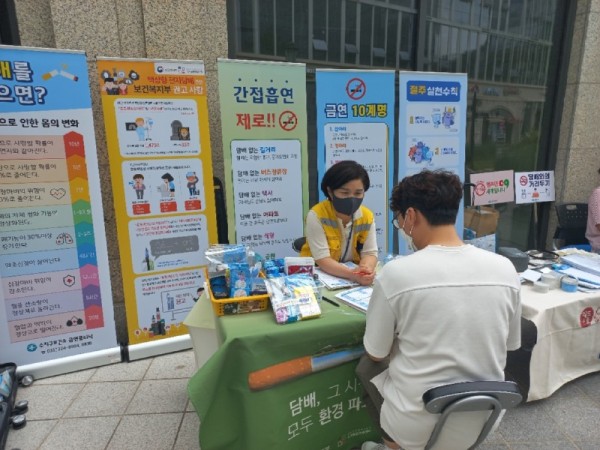 10. 수지구보건소가 관내 공동주택 단지에서 찾아가는 금연_ 절주 캠페인을 진행하고 있는 모습.jpg