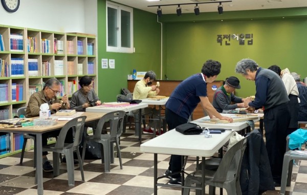 7. 죽전1동 주민자치센터에서 무료 강좌가 마련된다. 사진은 서각공예 수업 진행 모습.jpg