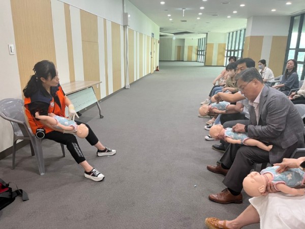 2-2. 12일 용인미르스타디움에서 열린 어린이 이용시설 종사자 안전교육에 황준기 제2부시장을 비롯한 시 관계자가 참석한 모습.jpg