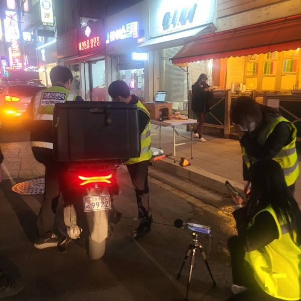 9. 용인특례시가 지난 9일 이륜자동차 등 이동소음 95dB 규제지역을 지정하기 위한 고시를 행정예고했다. 처인구청 관계자가 이륜차 합동단속에 나서고 있다..jpg