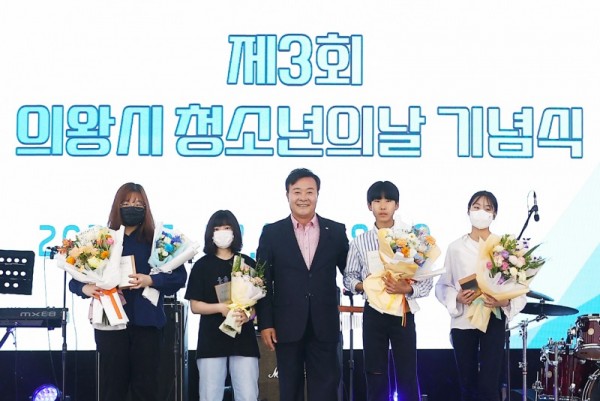 2.(사진)청소년상 시상(2명불참).jpg