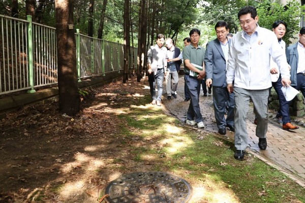 1-3. 이상일 용인특례시장이 지난 10일 동백고등학교를 찾아 폭우 상황에 대비한 대책 마련을 LH 관계자들에게 요청하고 있다..jpg