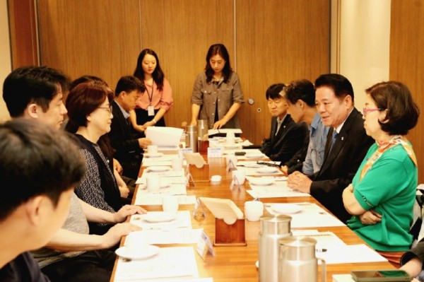 17일 최대호 안양시장과 시 관계 공무원 각 대학 교수 등 17명이 참석한 가운데 비산동의 한 식당에서 오찬 간담회를 열었다 사진1 .jpg