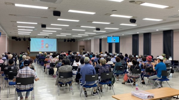 3. 용인특례시가 지난 6월 22일 수지구청에서 열린 대인노인회 수지구지회 노인대학 어르신을 대상으로 보이스피싱 예방 교육을 하고 있다..jpg