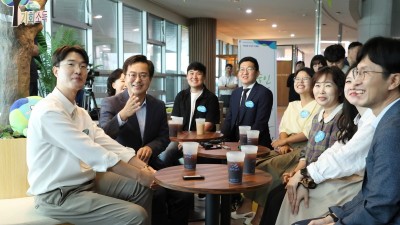 기회소득 첫 수령자 만난 김동연 “경기도를 문화의 도(道)로 만들 것”