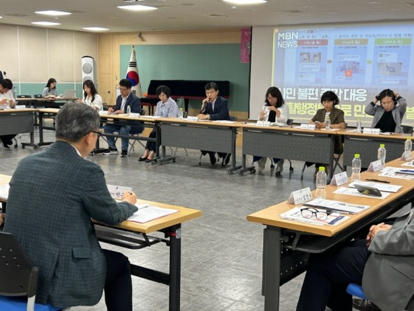 8. 기흥구가 20일 생활행정톡 운영 1년을 맞아 구청_ 과장 및 동장이 모여 1년을 결산하고 발전 방향을 논의했다..JPG