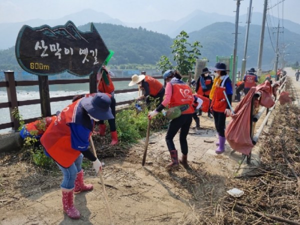 4. 용인시자원봉사센터 봉사단이 지난21일 충북 괴산 칠성면 외사리 일대 하천변을 정리하고 있다.jpg