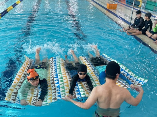 5. 용인시특례시가 시민 생존수영교육을 진행한다. 사진은 생존수영교육이 진행되는 모습..jpg