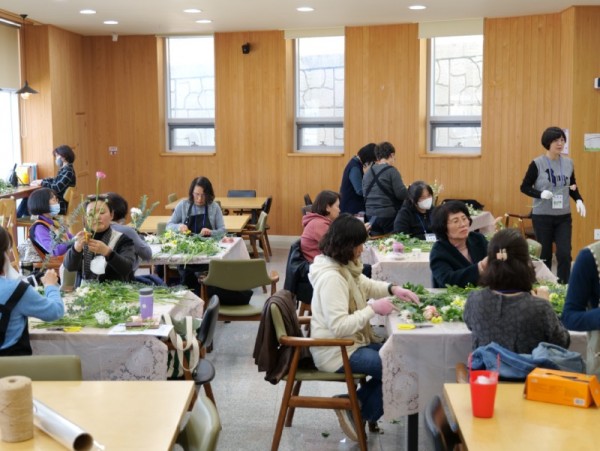 3. 용인특례시가 내달 21일부터 시민을 대상으로 치유 원예 교육을 진행하고 참여 인원을 모집한다. 사진은 상반기 교육 모습 (1).jpg