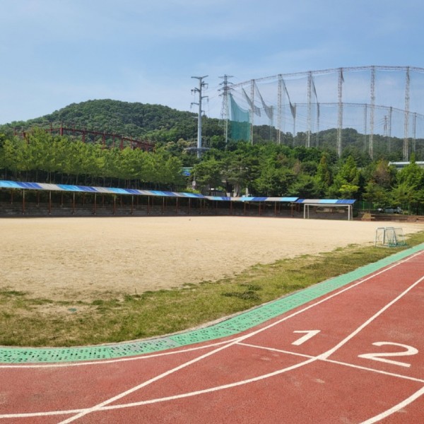 3-1. 용인특례시가 인조잔디 조성 사업을 지원하는 초당고등학교 운동장 모습.jpg