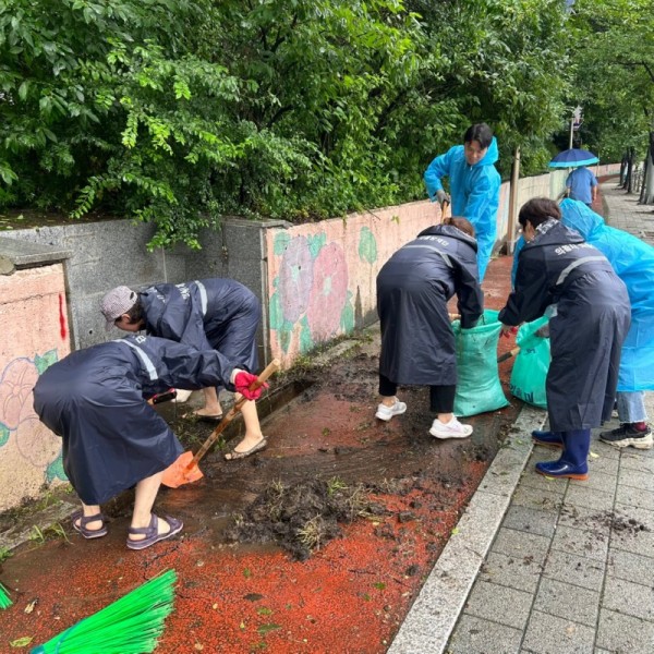 2.(사진)자율방재단 빗물받이 청소(1).jpg