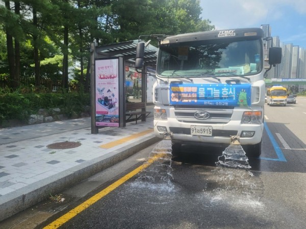 1. 용인특례시는 무더위로 시민들이 피해를 입지 않도록 살수차 운영 등 다양한 폭염 대응책을 시행하고 있다고 밝혔다..JPG