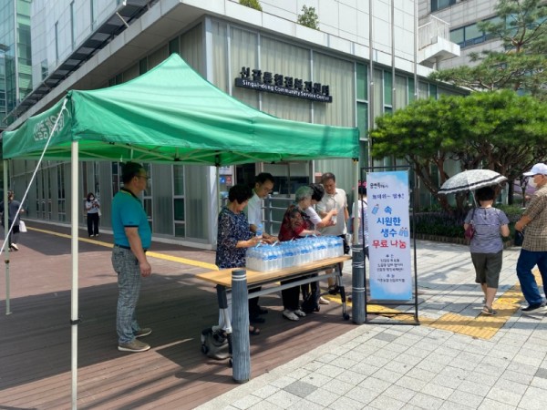 12. 신갈동 체육회가 행정복지센터 앞 광장에서 주민들에게 생수를 제공하고 있다..jpg