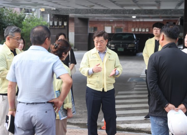 (광명2-2)박승원 광명시장은 7일 관내 재개발 사업 현장의 기반 시설 공사장에서 암반 깨기 작업 중 외부로 돌이 비산되어 인근 시민의 안전사고 발생이 우려됨에 따라 즉각 현장을 확인하고 공사 중지를 지시했다.jpg