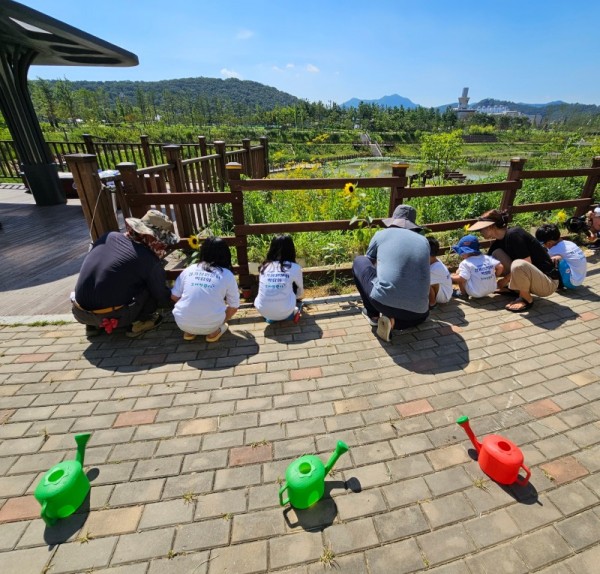 (광명1-2)광명시지난 5일 일직동 새빛공원에서 경기정원문화박람회 시민추진단 꼬마정원사들과 함께 해바라기 묘종 심기 체험 행사를 진행했다.jpg