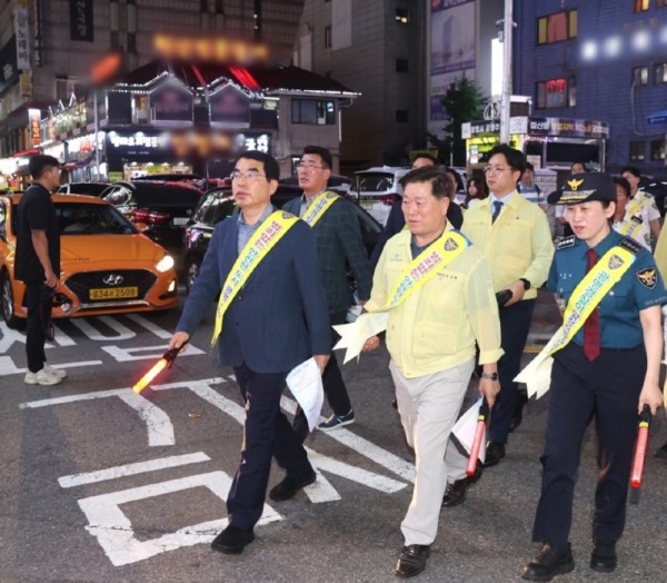 (광명1)광명시는 지난 4일 광명경찰서와 철산역 일대 다중 밀집 지역을 점검하는 등 대대적인 합동 안전 순찰을 벌였다.jpg