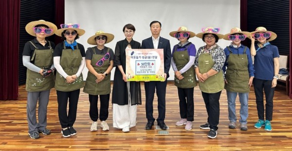 8. 9일 용인농업기술센터 최일숙 과장과 직원들이 이웃돕기 성금을 원삼면에 기탁했다..jpg