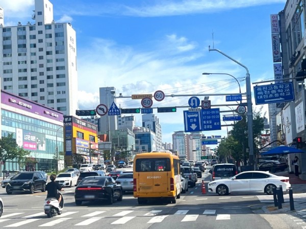 1. 수지구 죽전동 죽전중고교앞사거리에 신호과속단속카메라가 설치된 모습.jpg