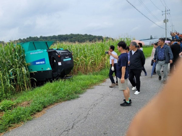 3. 용인특례시 농업기술센터가 구입한 사료용 옥수수 수확기를 축산농가에 임대한다. 지난 11일 처인구 근곡리에서 축산농가를 대상으로 옥수수 수확기를 시연했다..jpg