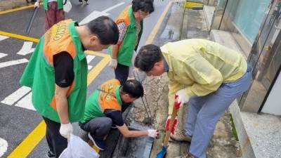 부천동 자율방재단, 태풍 대비 집수받이 청소 실시