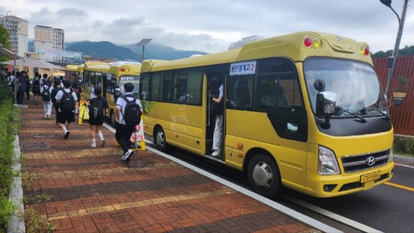 4. 통학버스를 이용하고 있는 삼계고등학교 학생들.jpg