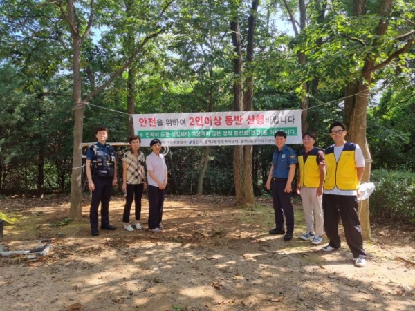 14. 동백2동이 지난 22일 석성산 등산로 입구 4곳에서 안전산행 캠페인을 진행했다..jpg