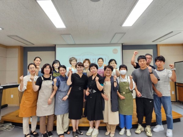 3-2. 용인특례시가 지난 25일 농업기술센터 소회의실에서 화훼장식기능사 교육을 진행했다..jpg