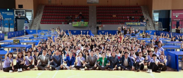 1-3. 1일 용인실내체육관에서 열린 ‘제10회 용인특례시 지도자배 생활체육 탁구대회’에 참석한 이상일 용인특례시장과 선수들의 모습.jpg