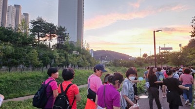 슈퍼 블루문 아래 물왕호수 산책하는 ‘한여름 밤 건강 걷기’ 시민 만족 높아