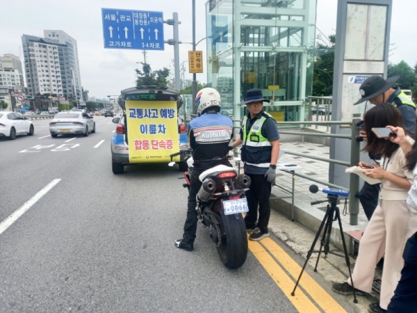 5. 수지구는 4일 동천역 일대에서 용인서부경찰서_ 한국교통안전공단 경기남부 본부와 함께 이륜차 불법행위 근절을 위한 합동단속을 실시했다..jpg