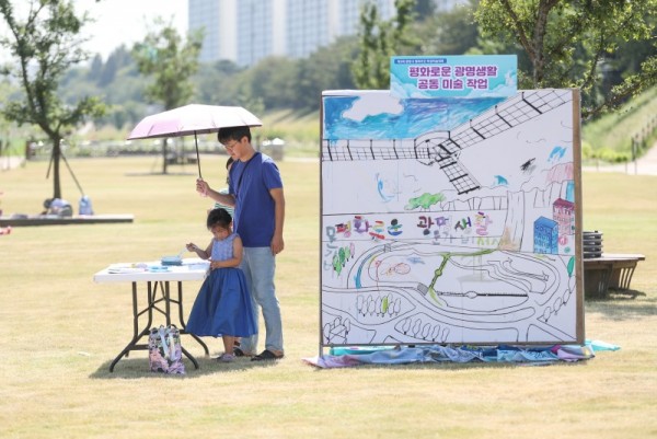 (광명9-1)광명시는 지난 2일 안양천 햇무리광장 일원에서 「제3회 광명시 평화주간 학생미술대회」를 개최했다.jpg