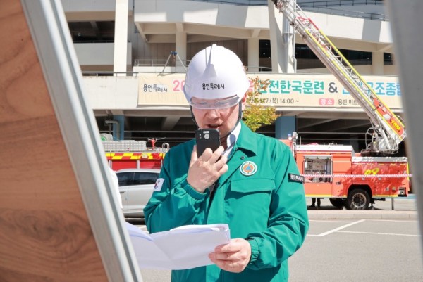 5-1. 이상일 용인특례시장이 7일 미르스타디움에서 재난대응 안전한국훈련 현장지휘를 하고 있다..JPG