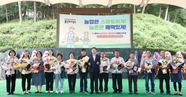 5-1. 이상일 용인특례시장(오른쪽에서 일곱번째)이 11일 용인농촌테마파크에서 열린 용인특례시 농촌지도자·생활개선 한마음 교육에서 공로자 표창을 수여하고 기념촬영을 하고 있다..jpg